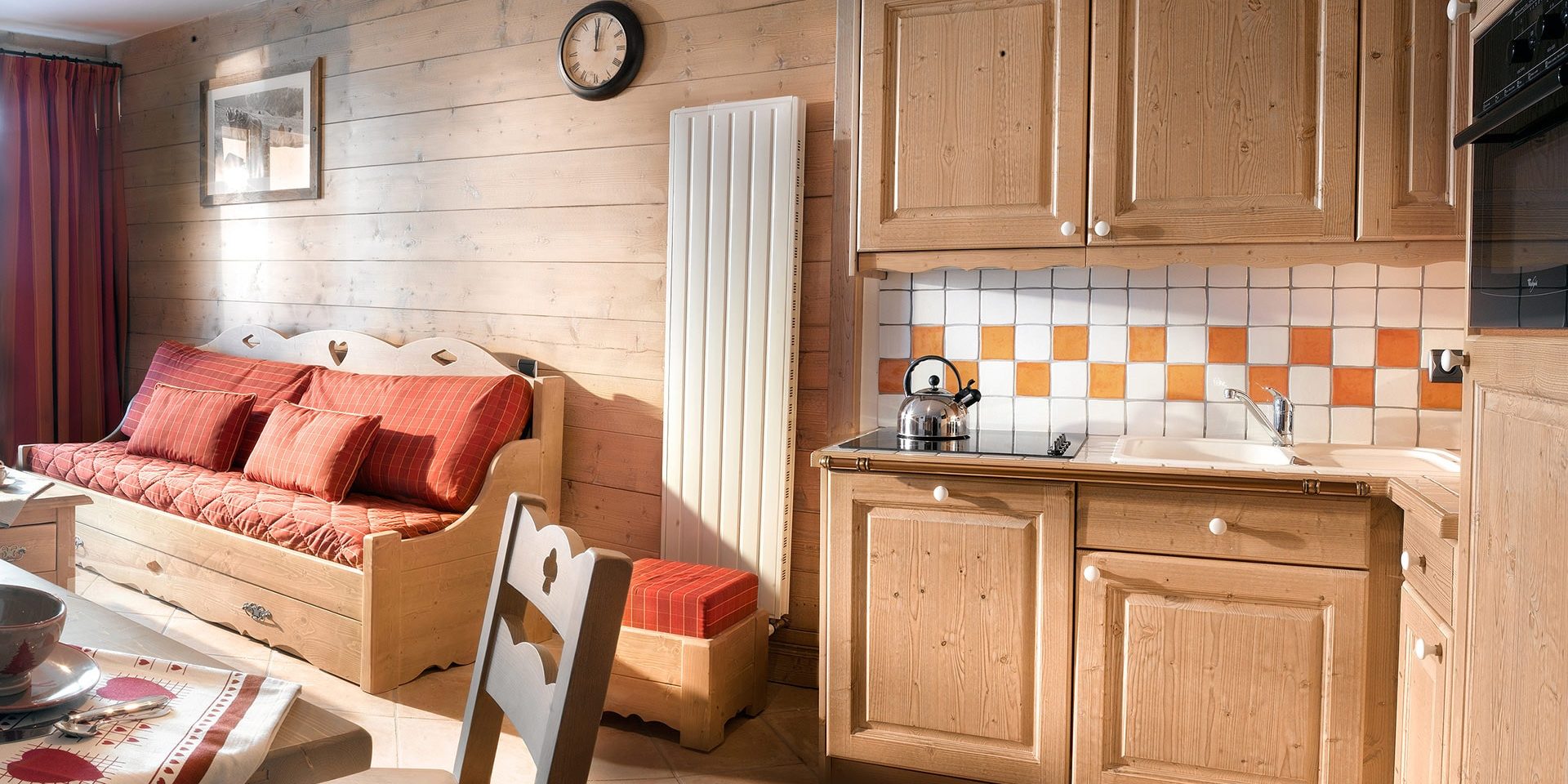 CGH La Ferme du Val Claret Tignes Val Claret Tignes-Val d'Isere Frankrijk wintersport skivakantie luxe appartement keuken uitgerust authentiek woonkamer bank comfortabel savoyaards