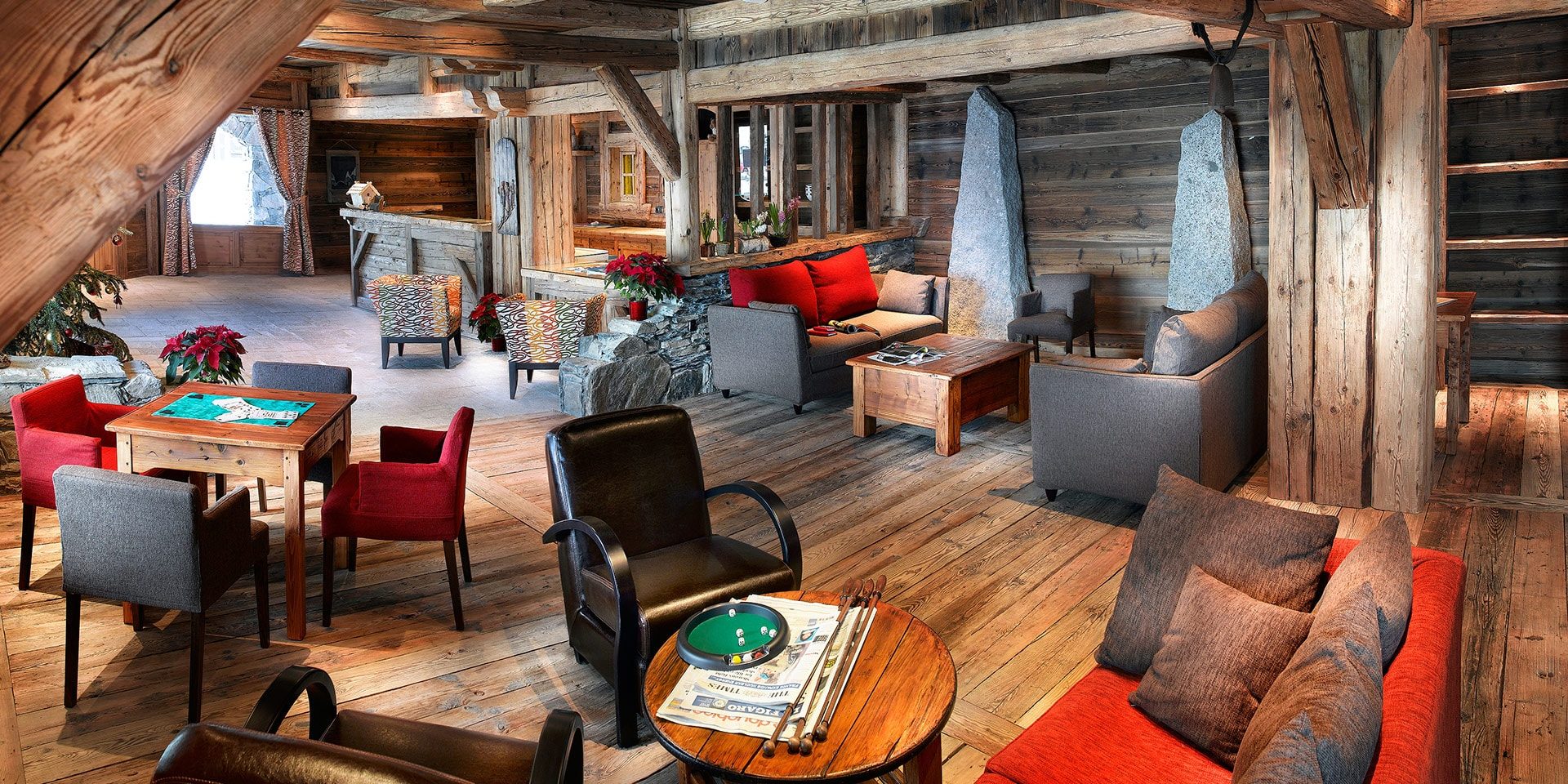 CGH La Ferme du Val Claret Tignes Val Claret Tignes-Val d'Isere Frankrijk wintersport skivakantie luxe residence receptie banken fauteuils comfortabel hout knus