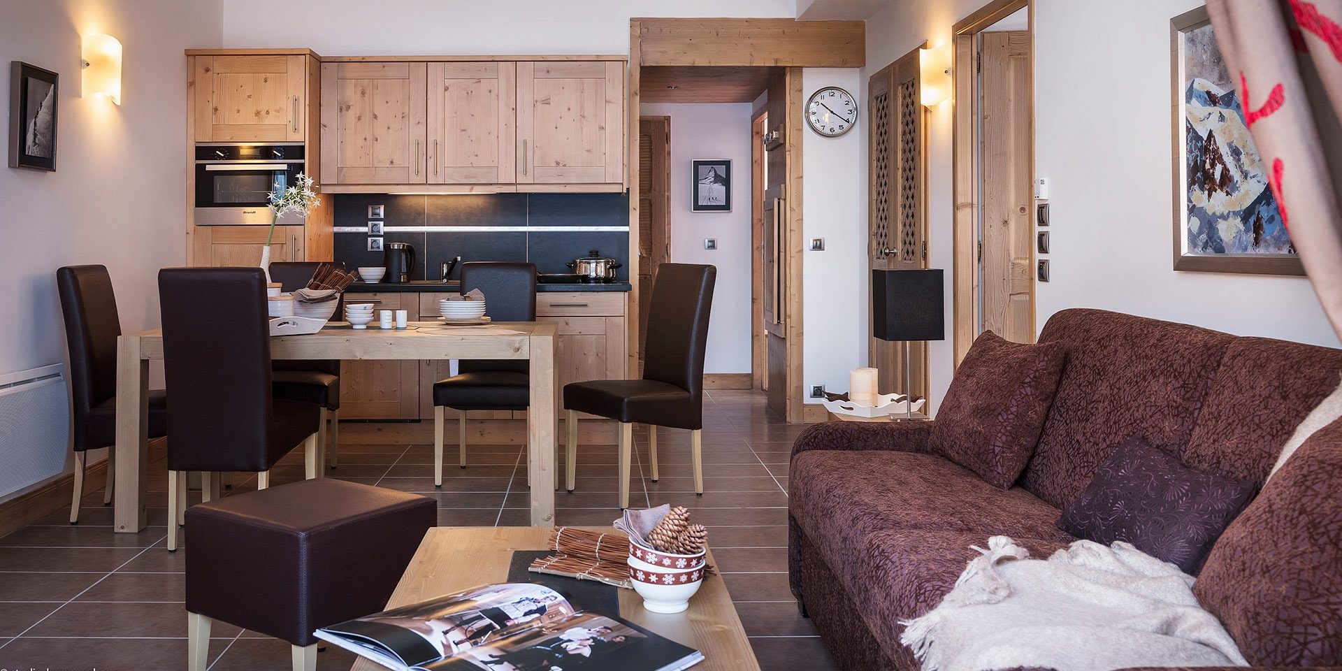 CGH Kalinda Tignes Les Boisses Tignes-Val d'Isere Frankrijk wintersport skivakantie luxe appartement open keuken eettafel gezellig eten samen gezin vrienden groep bank comfortabel modern