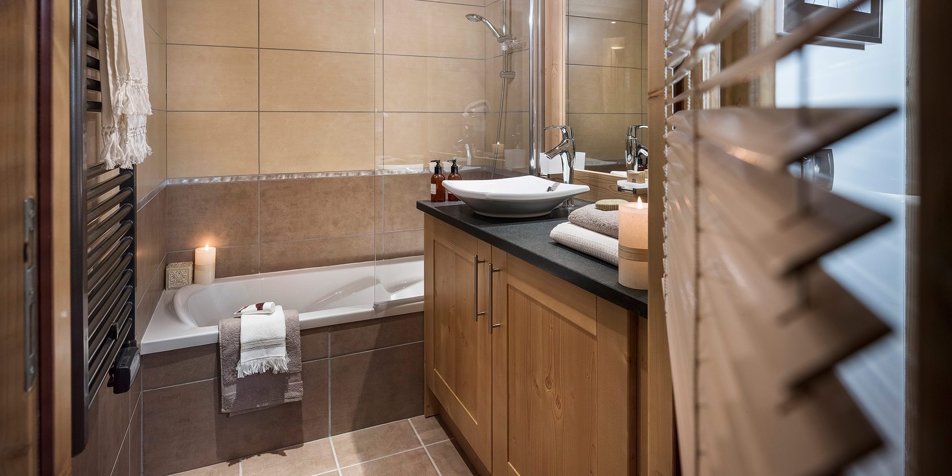 CGH Kalinda Tignes Les Boisses Tignes-Val d'Isere Frankrijk wintersport skivakantie luxe appartement badkamer modern bad relaxen ontspannen na dag skiën