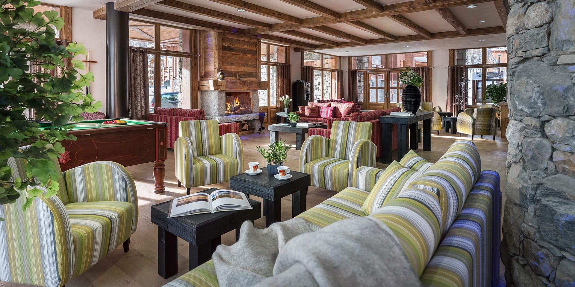 CGH Kalinda Tignes Les Boisses Tignes-Val d'Isere Frankrijk wintersport skivakantie luxe receptie fauteuils modern chic banken ruim