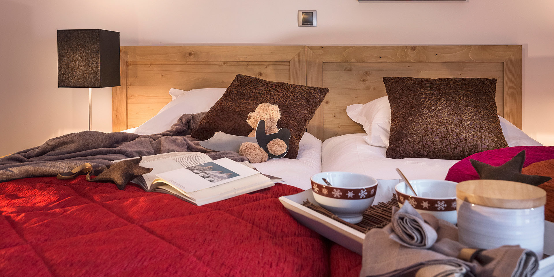 CGH Kalinda Tignes Les Boisses Tignes-Val d'Isere Frankrijk wintersport skivakantie luxe appartement slaapkamer 2 bedden kinderen knuffel ontbijt op bed ontspannen vakantie gezin