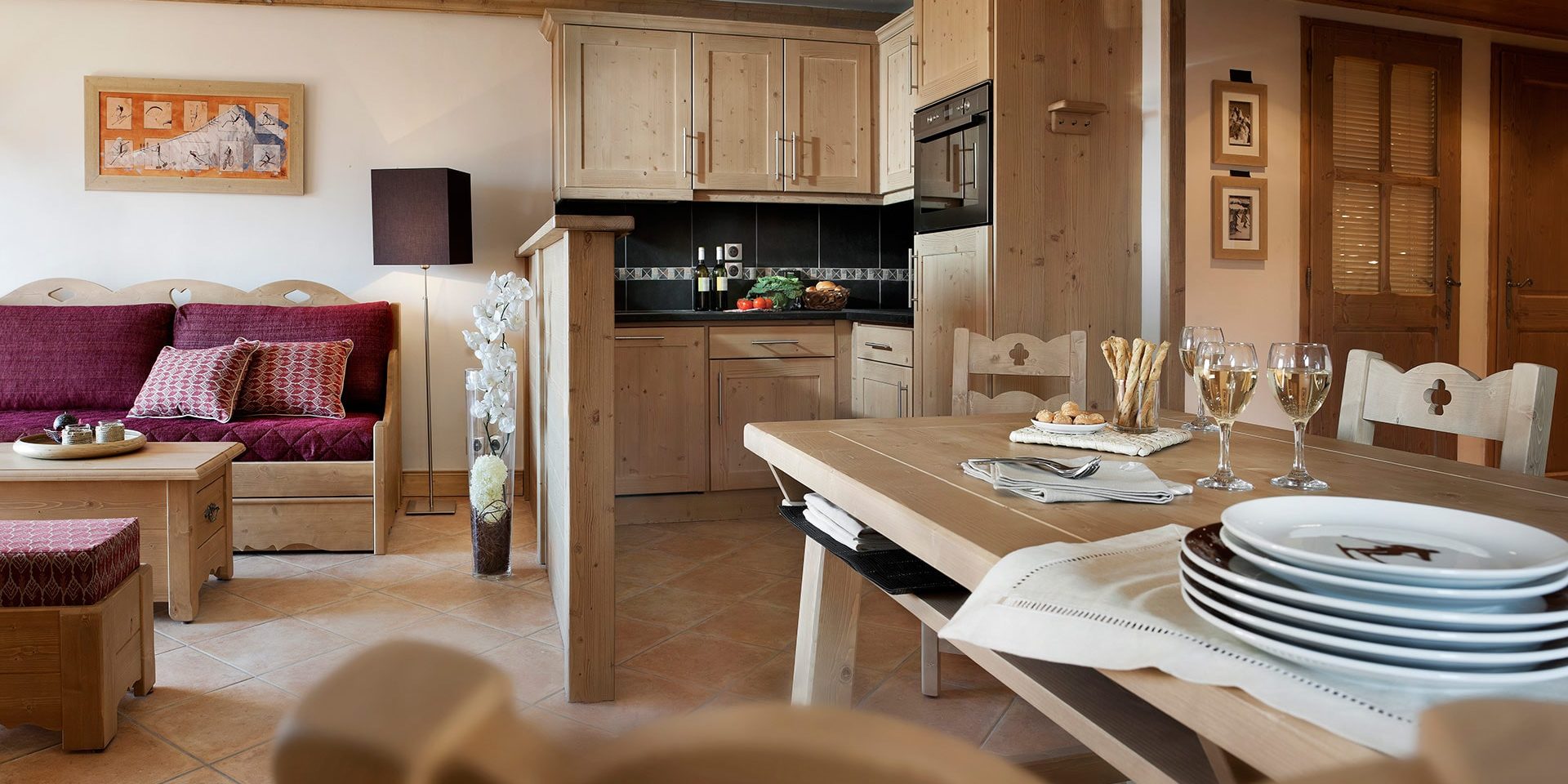 CGH Les Chalets de Jouvence Les Carroz Le Grand Massif Frankrijk wintersport skivakantie luxe woonkamer open keuken samen eten hout