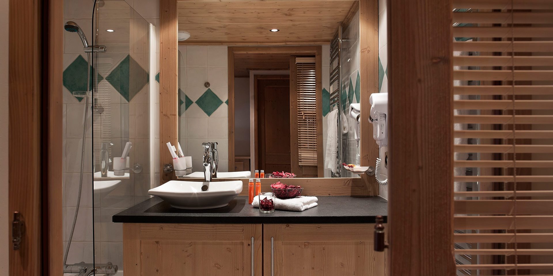 CGH Les Chalets de Jouvence Les Carroz Le Grand Massif Frankrijk wintersport skivakantie luxe badkamer bad douche