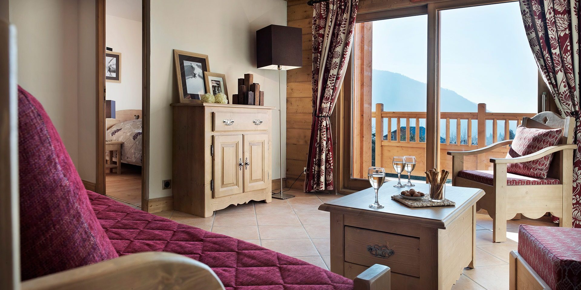 CGH Les Chalets de Jouvence Les Carroz Le Grand Massif Frankrijk wintersport skivakantie luxe appartement woonkamer balkon ontspannen gezellig samen