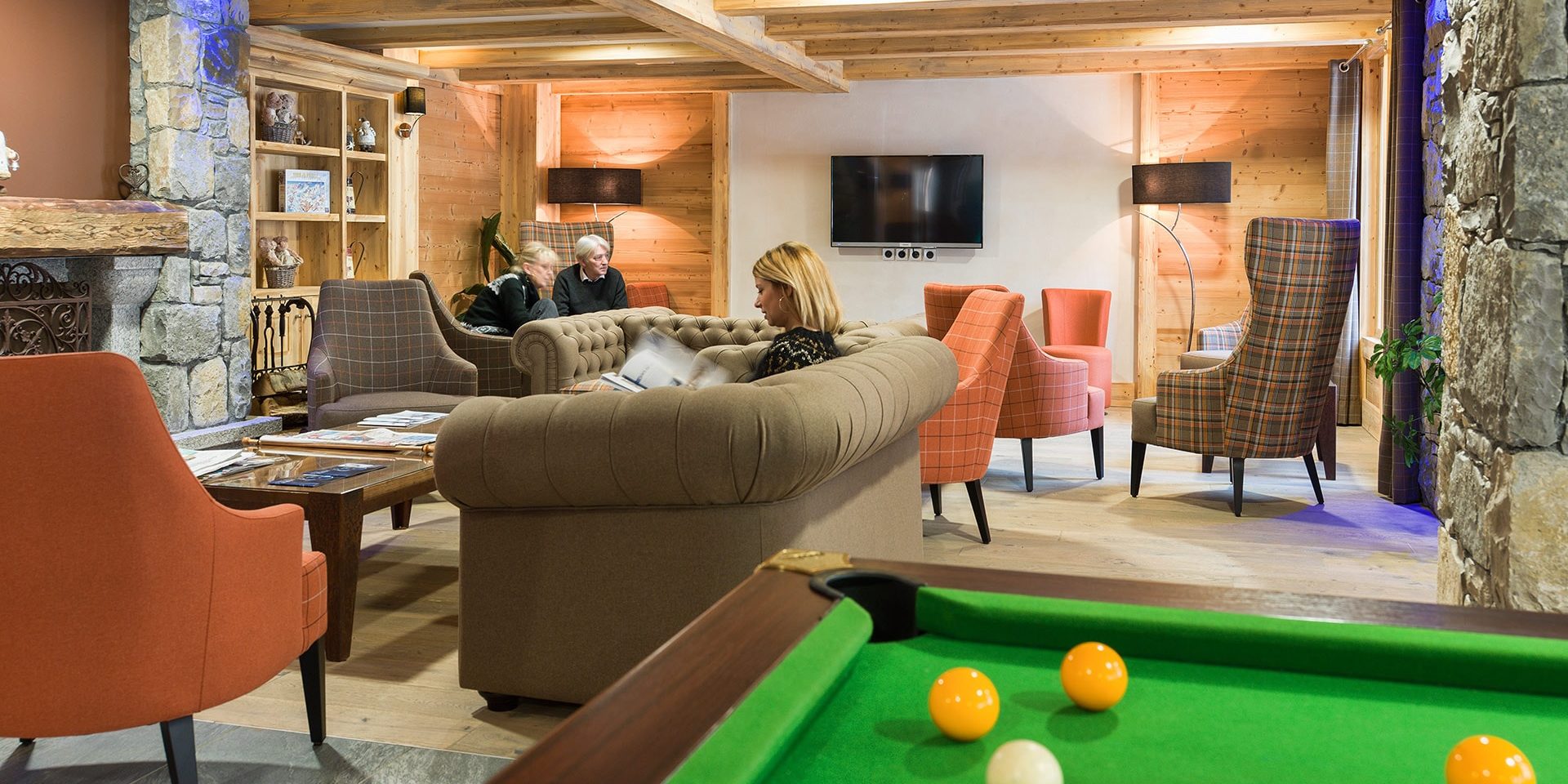 CGH Les Chalets de Layssia Samoens Le Grand Massif Frankrijk wintersport skivakantie luxe receptie bank biljart