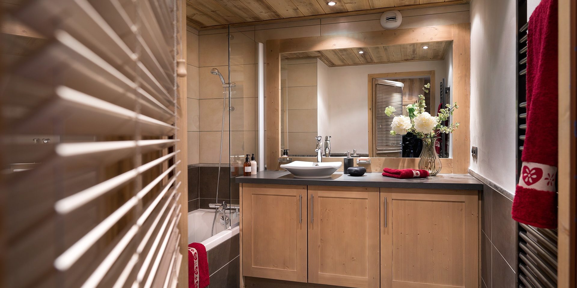 CGH Les Chalets de Leana Les Carroz Le Grand Massif Frankrijk wintersport skivakantie luxe appartement badkamer bad douche ontspannen