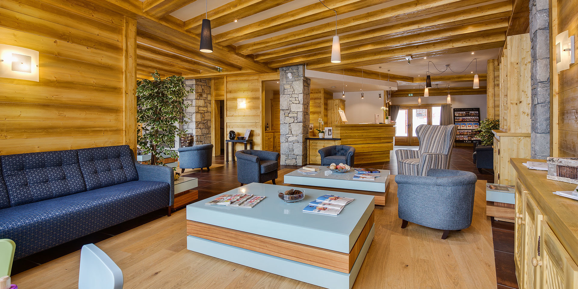 CGH Les Chalets de Leana Les Carroz Le Grand Massif Frankrijk wintersport skivakantie luxe receptie chalet appartement modern wachten design comfortabel
