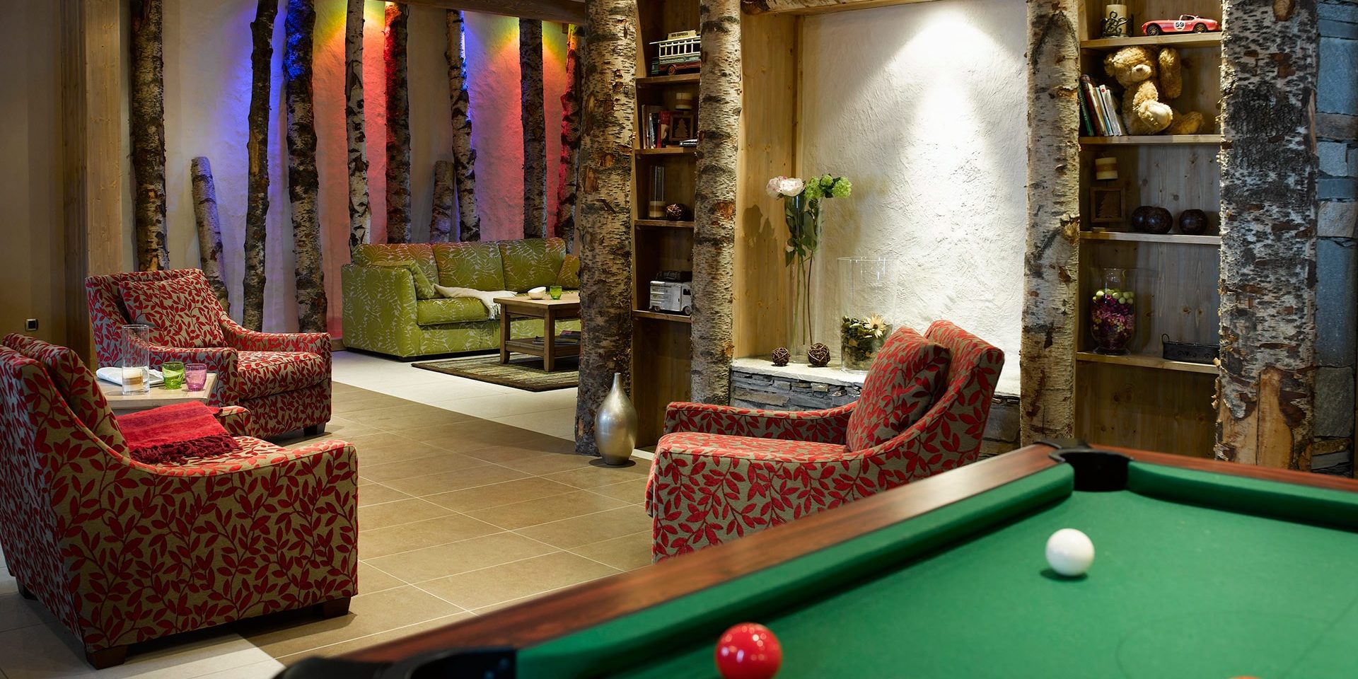 CGH Les Clarines Les Menuires Les 3 Vallees Frankrijk wintersport skivakantie luxe receptie biljart tafel relaxen ontspannen bij aankomst banken fauteuils bomen