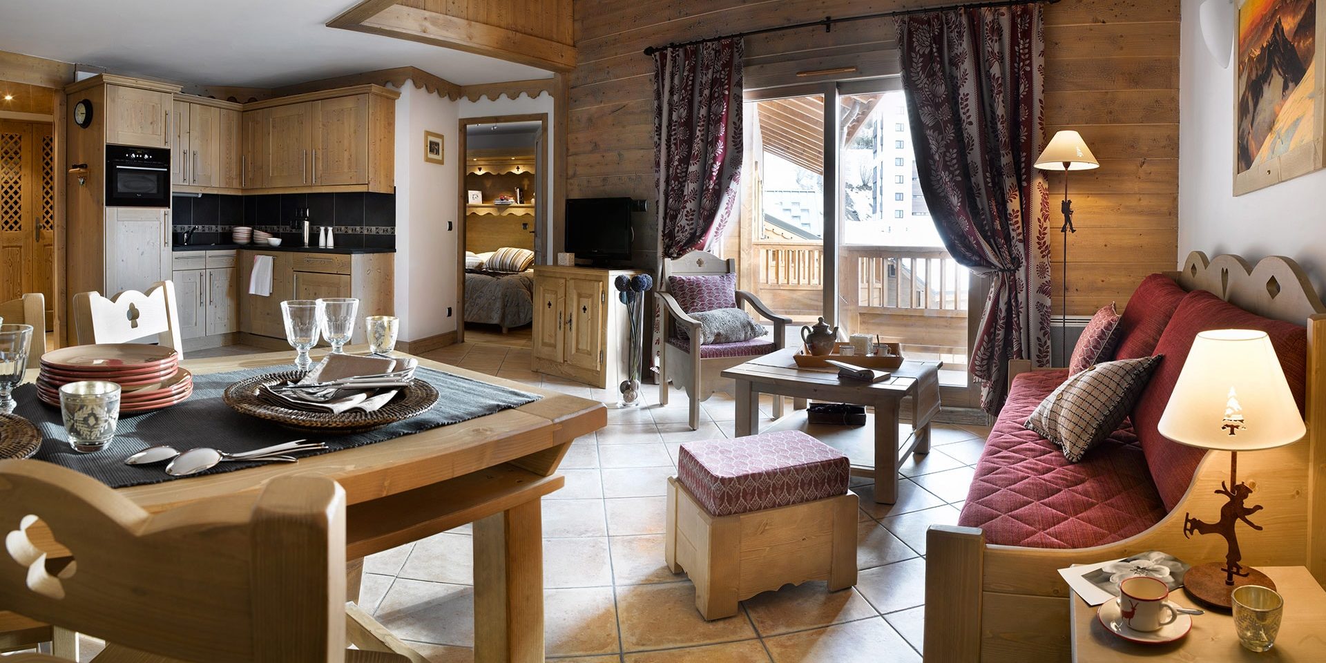 CGH Les Clarines Les Menuires Les 3 Vallees Frankrijk wintersport skivakantie luxe appartement open keuken eettafel woonkamer bank ontspannen slaapkamer