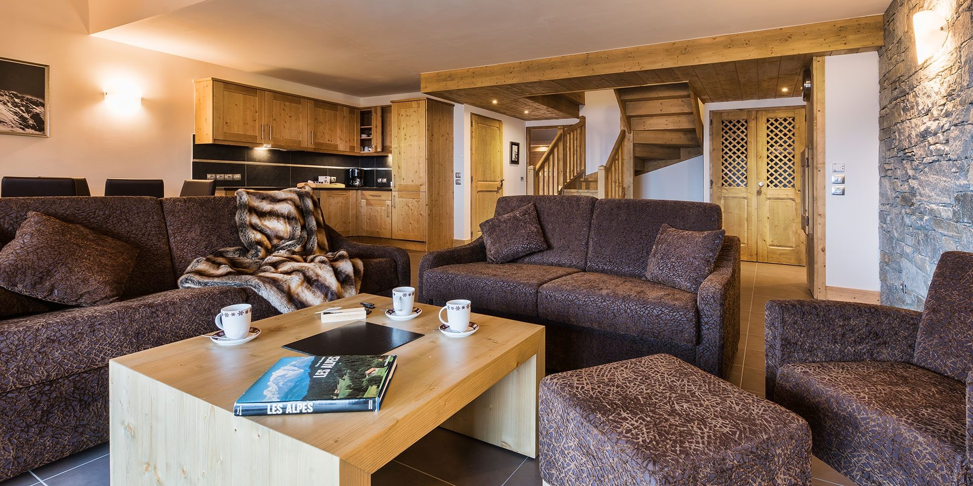 CGH Le Chalet Les Marmottons La Rosiere Espace San Bernardo Frankrijk wintersport skivakantie luxe appartement ruimte keuken hout modern uitrusting bank grote groep gezin ontspannen woonkamer