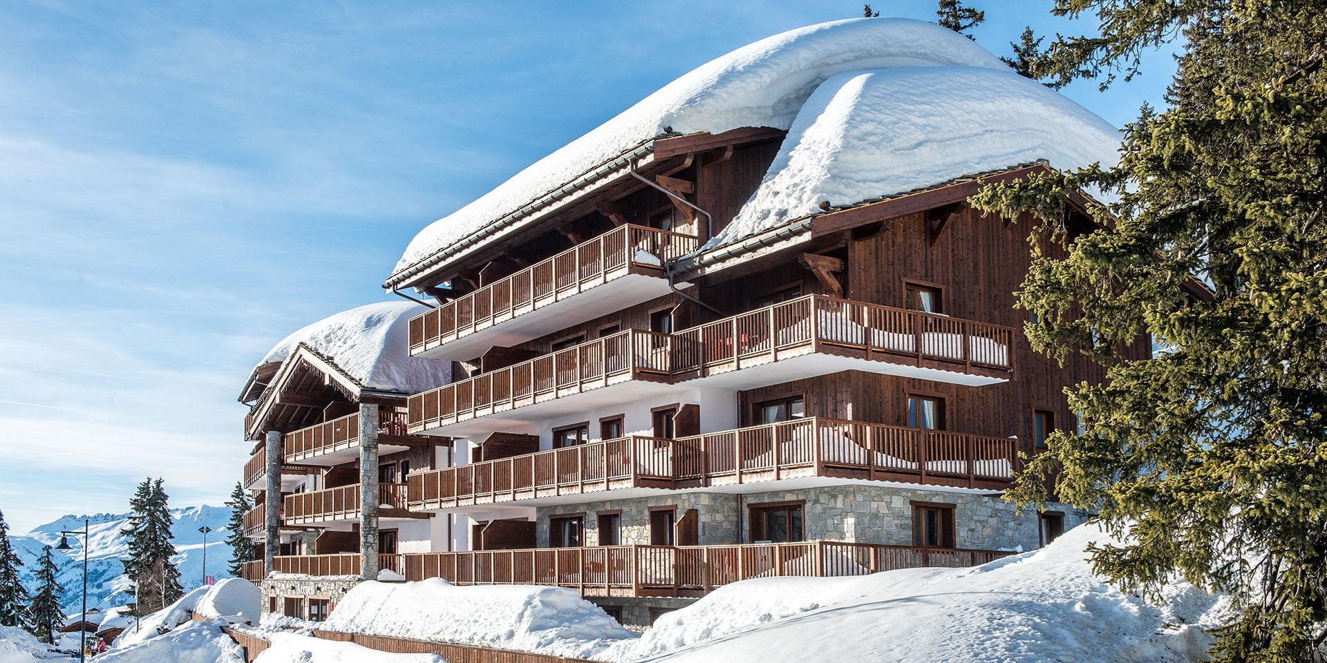 CGH Le Chalet Les Marmottons La Rosiere Espace San Bernardo Frankrijk wintersport skivakantie luxe entree buitenkant chalet residence appartementen sneeuw