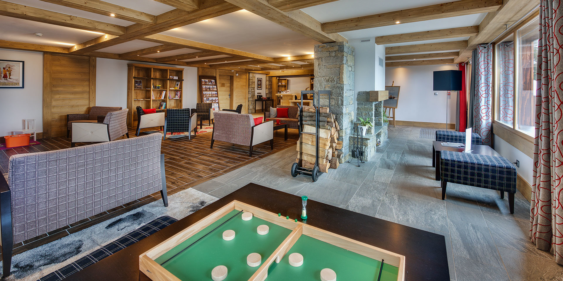 CGH Le Chalet Les Marmottons La Rosiere Espace San Bernardo Frankrijk wintersport skivakantie luxe receptie modern comfortabel fauteuils open haard spelletjes kinderen