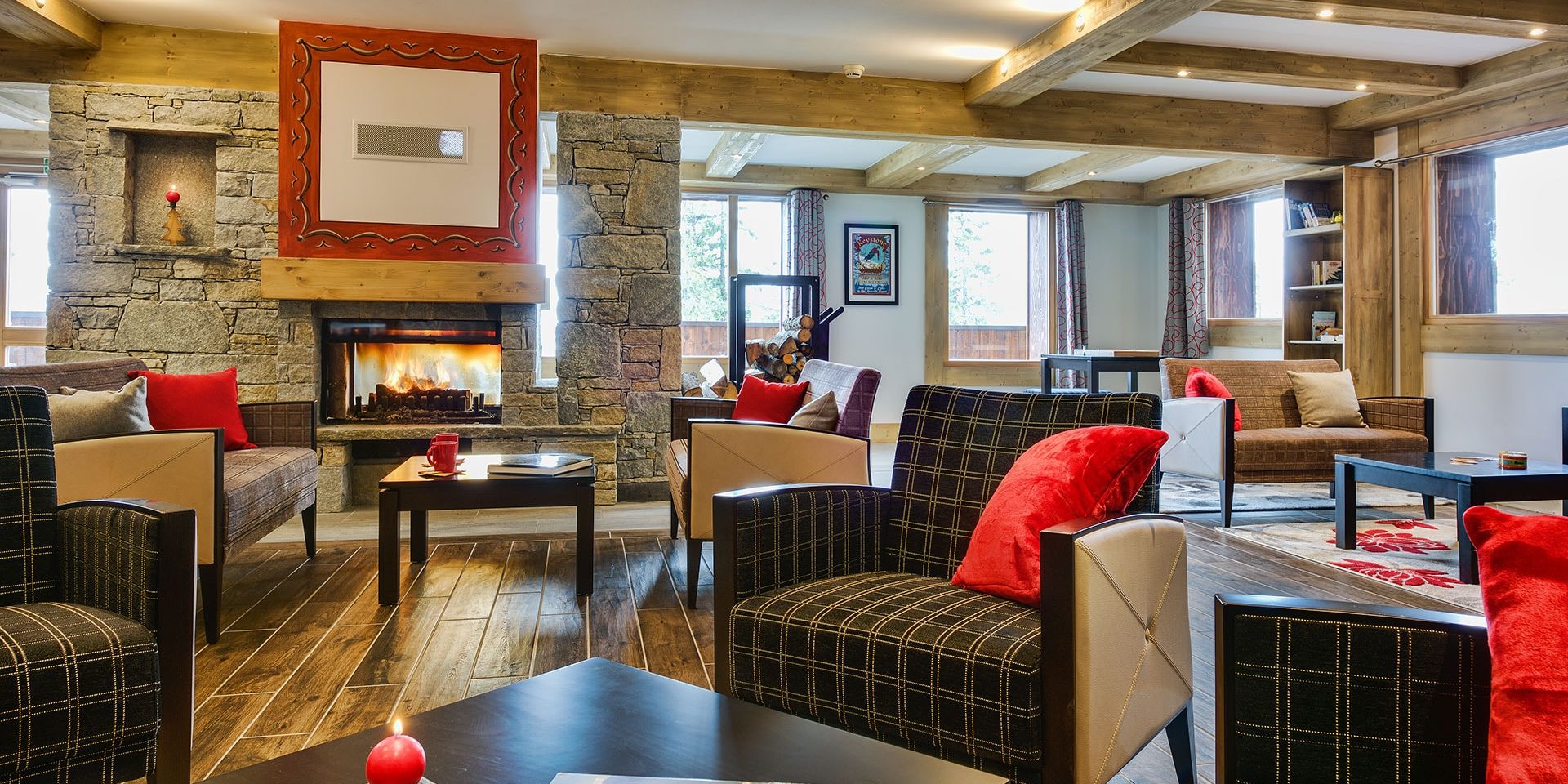 CGH Le Chalet Les Marmottons La Rosiere Espace San Bernardo Frankrijk wintersport skivakantie luxe receptie modern comfortabel fauteuils open haard