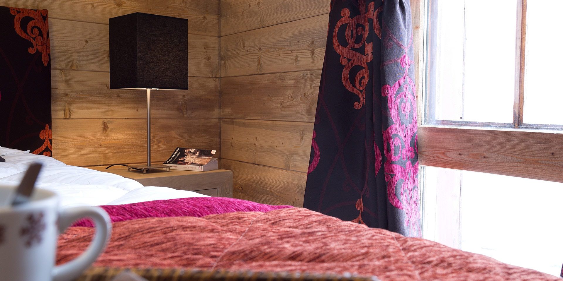 CGH Le Chalet Les Marmottons La Rosiere Espace San Bernardo Frankrijk wintersport skivakantie luxe slaapkamer bed heerlijk slapen hout comfortabel modern authentiek