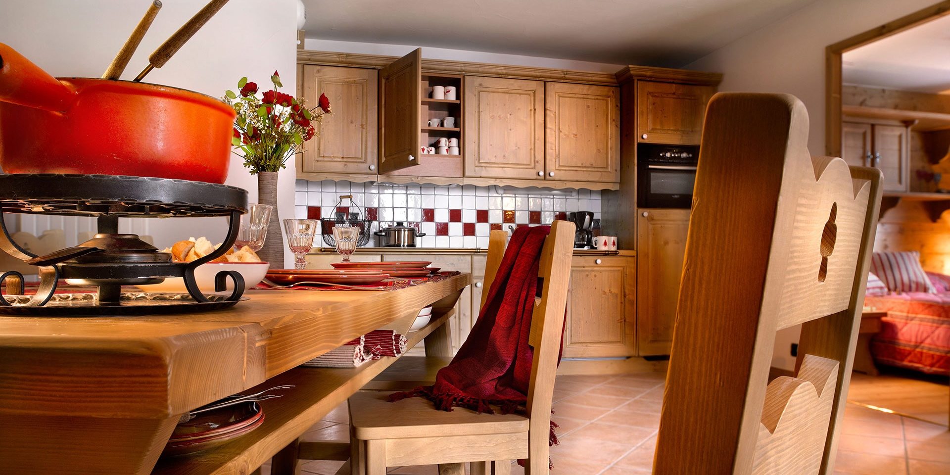 CGH Le Nevada Tignes Val Claret Tignes-Val d'Isere Frankrijk wintersport skivakantie luxe appartement open keuken koken eettafel fondue gezellig samen eten gezin vrienden ontspannen vakantie vieren