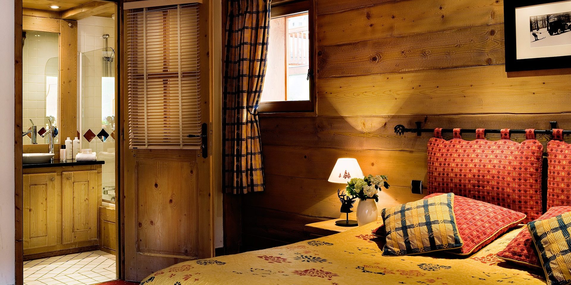 CGH Le Nevada Tignes Val Claret Tignes-Val d'Isere Frankrijk wintersport skivakantie luxe appartement slaapkamer 2-persoonsbed comfortabel lekker slapen ontspannen badkamer bad authentiek modern
