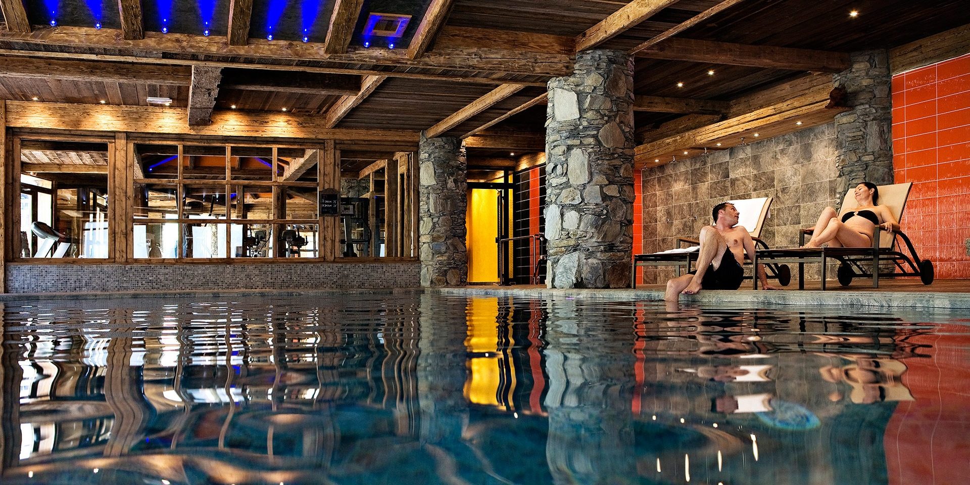 CGH Le Nevada Tignes Val Claret Tignes-Val d'Isere Frankrijk wintersport skivakantie luxe zwembad zwemmen ontspannen relaxen ligstoelen