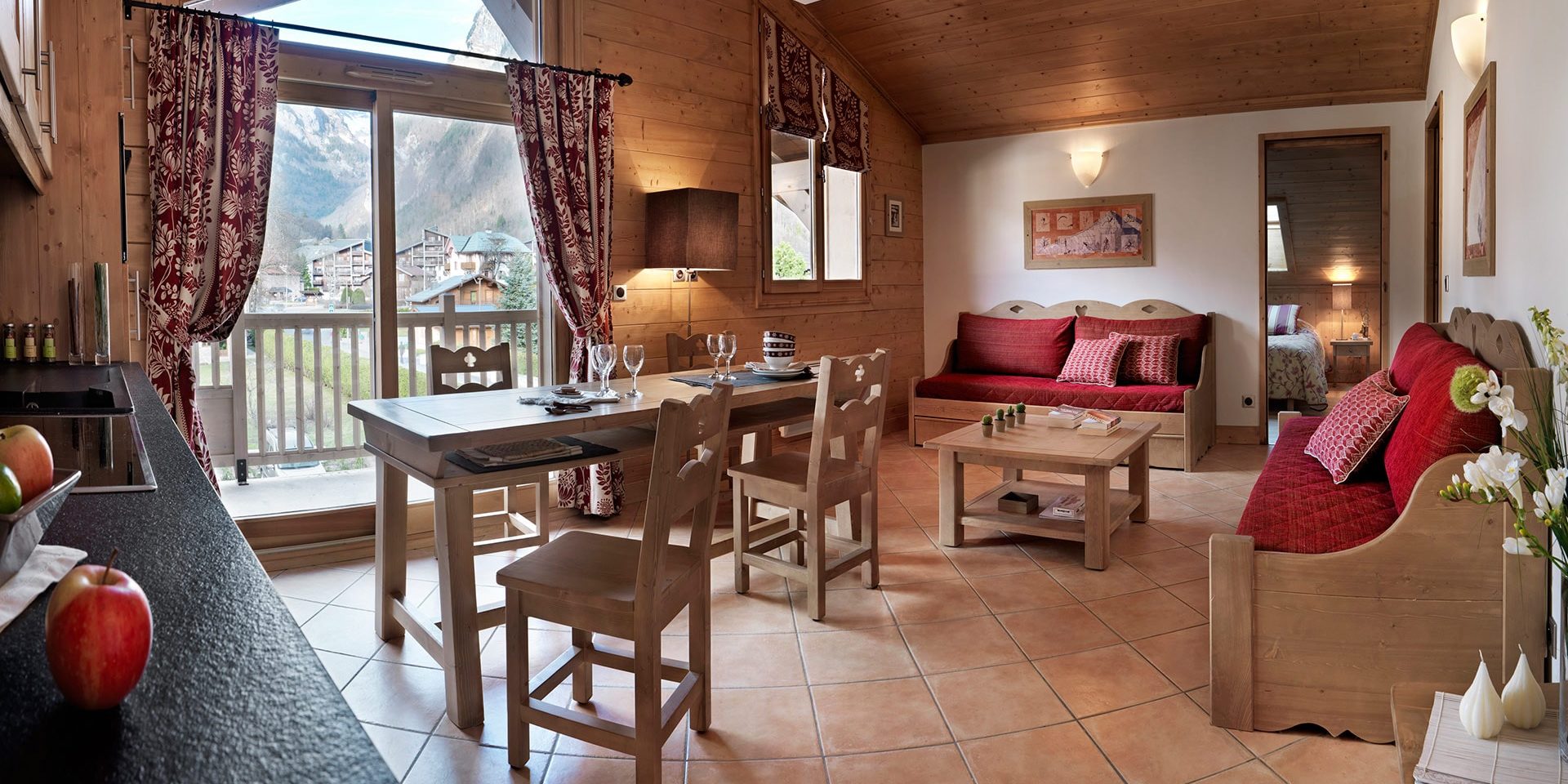 CGH La Reine des Pres Samoens Le Grand Massif Frankrijk wintersport skivakantie luxe appartement comfortabel woonkamer bank tafel