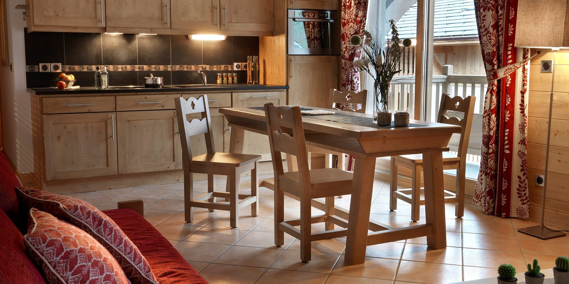 CGH La Reine des Pres Samoens Le Grand Massif Frankrijk wintersport skivakantie luxe appartement woonkamer eettafel samen