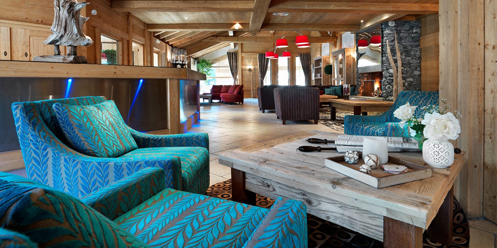 CGH La Reine des Pres Samoens Le Grand Massif Frankrijk wintersport skivakantie luxe receptie blauwe fauteuils