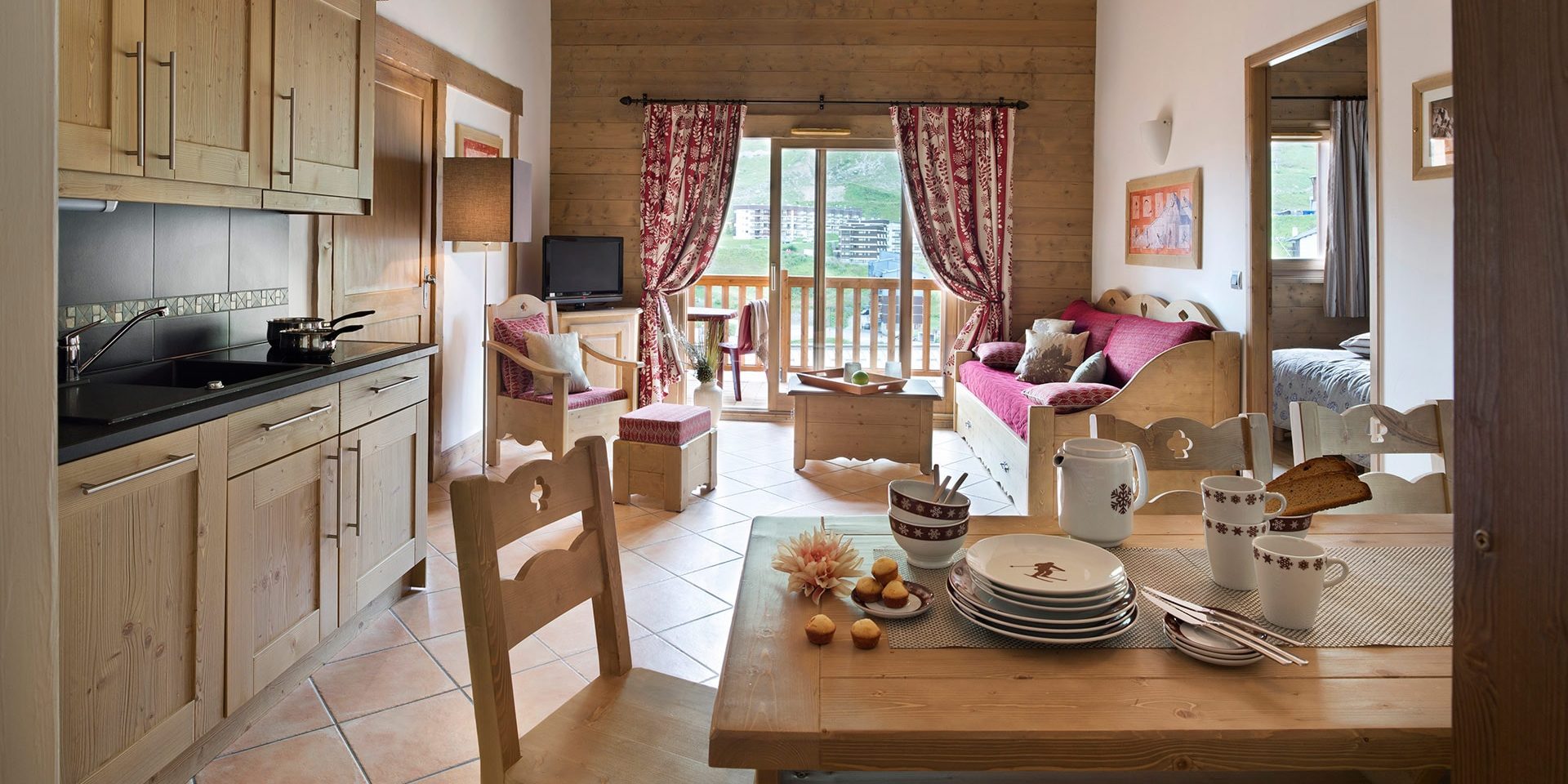 CGH Le Telemark Tignes Le Lac Tignes-Val d'Isere Frankrijk wintersport skivakantie luxe appartement open keuken uitgerust eettafel gezellig samen eten groep vrienden gezin bank woonkamer relaxen ontspannen