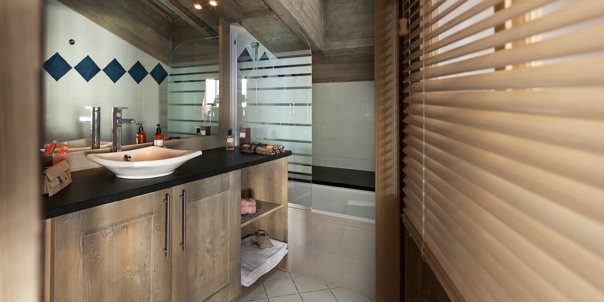 CGH Le Telemark Tignes Le Lac Tignes-Val d'Isere Frankrijk wintersport skivakantie luxe appartement badkamer bad ontspannen modern wastafel hout
