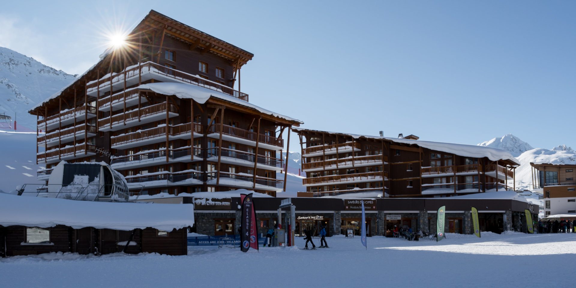 Chalet des Neiges La Cime des Arcs Arc 2000 Paradiski Frankrijk wintersport skivakantie luxe buitenkant façade gebouw aan de piste sneeuw bergen uitzicht winkels
