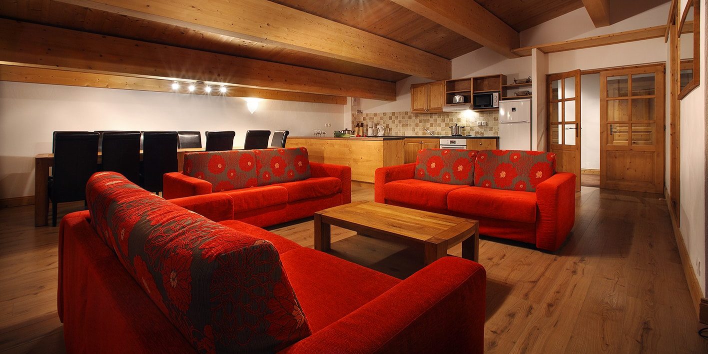 Chalet des Neiges La Cime des Arcs Arc 2000 Paradiski Frankrijk wintersport skivakantie luxe woonkamer banken eettafel keuken ruim grote groepen gezin