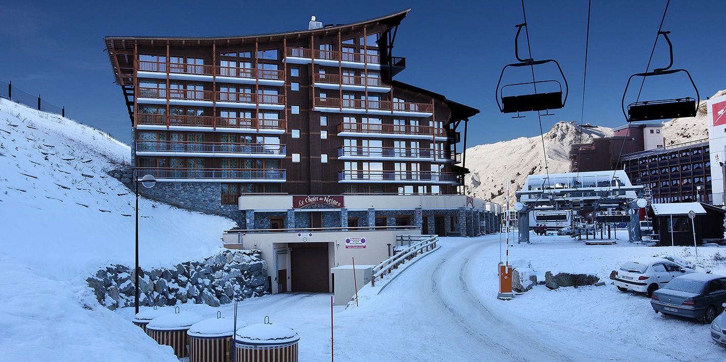 Chalet des Neiges La Cime des Arcs Arc 2000 Paradiski Frankrijk wintersport skivakantie luxe buitenkant façade skilift pistes sneeuw berg parking