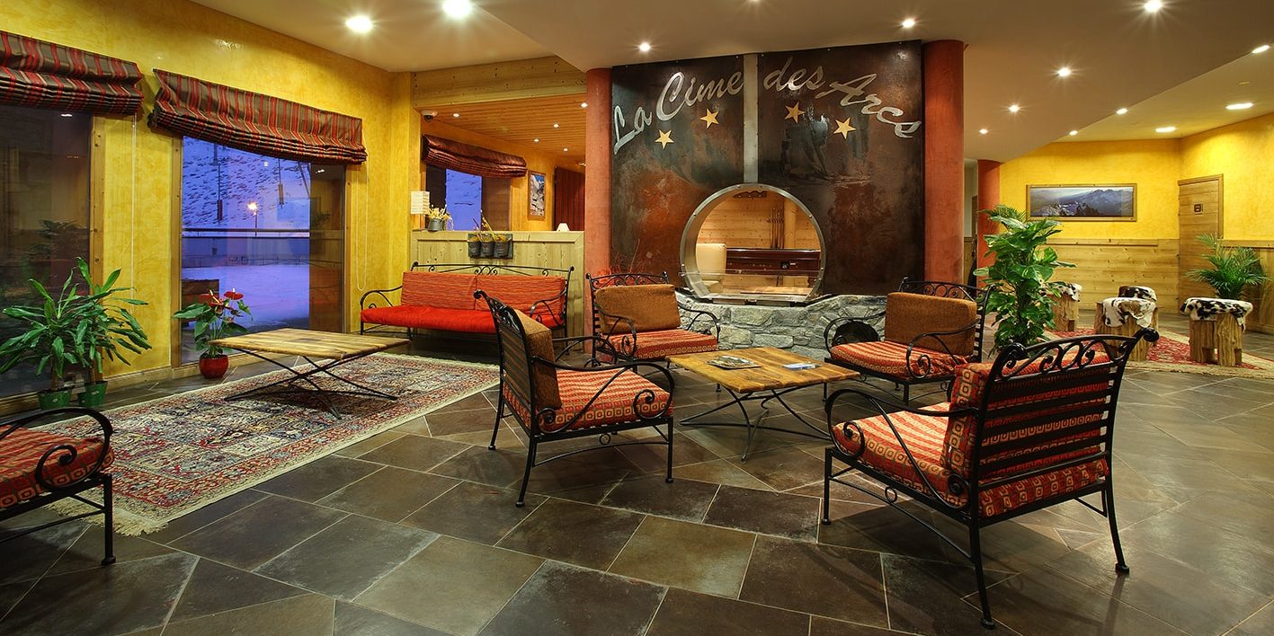 Chalet des Neiges La Cime des Arcs Arc 2000 Paradiski Frankrijk wintersport skivakantie luxe receptie stoelen banken ruim