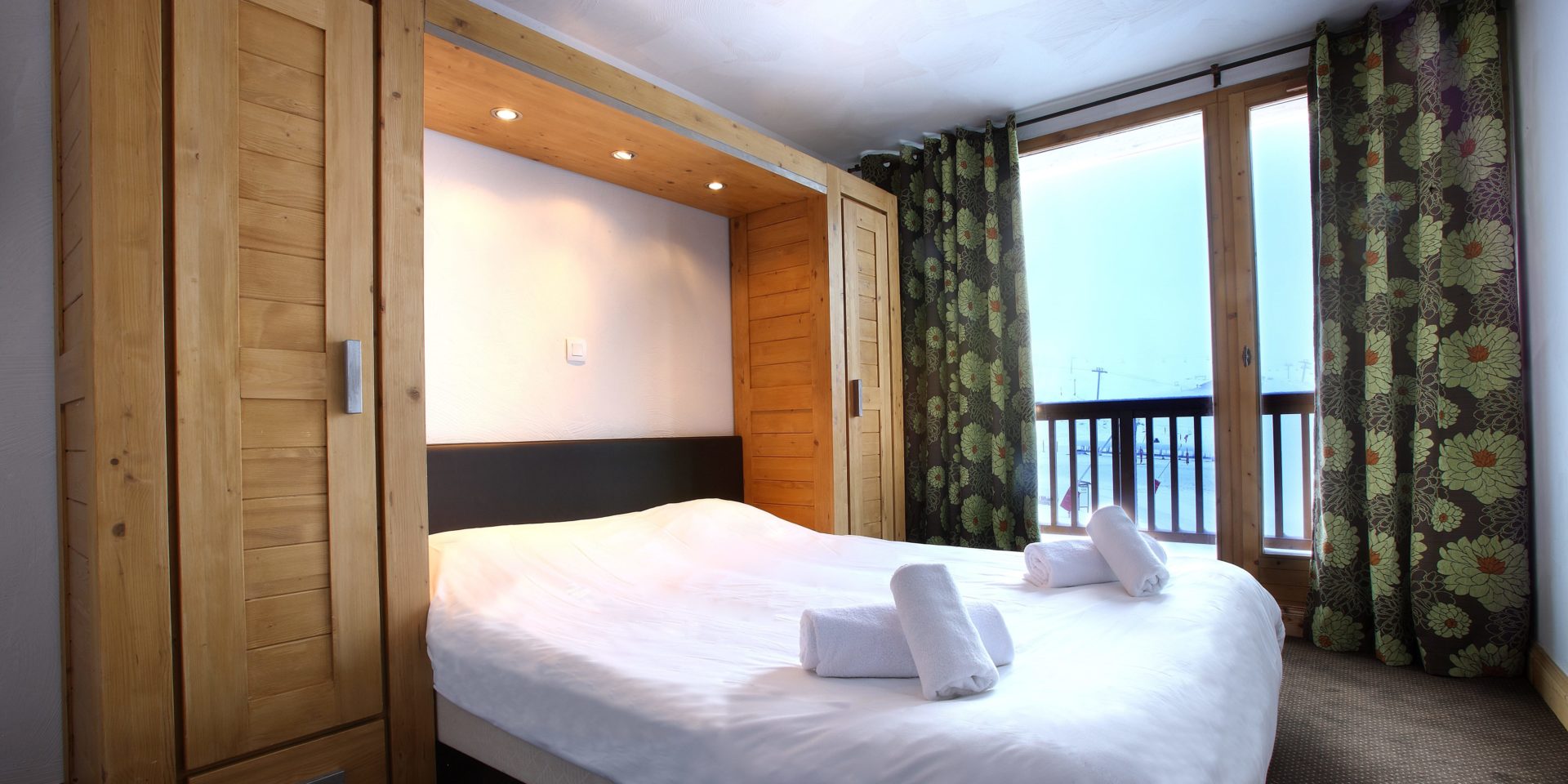 Chalet des Neiges La Cime des Arcs Arc 2000 Paradiski Frankrijk wintersport skivakantie luxe slaapkamer 2-persoonsbed uitzicht op pistes ontspannen lekker slapen