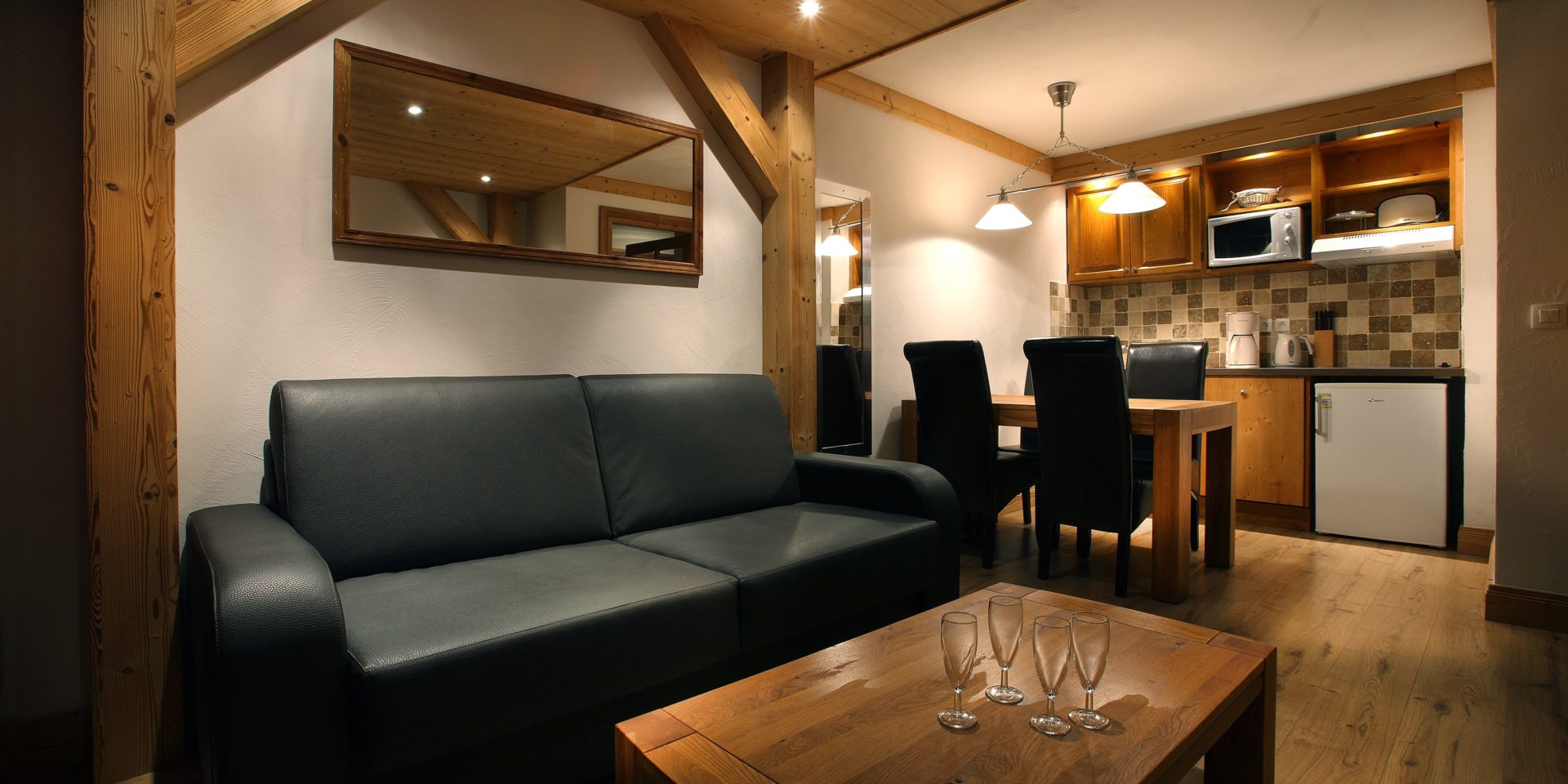 Chalet des Neiges La Cime des Arcs Arc 2000 Paradiski Frankrijk wintersport skivakantie luxe keuken eettafel bank lekker relaxen ontspannen