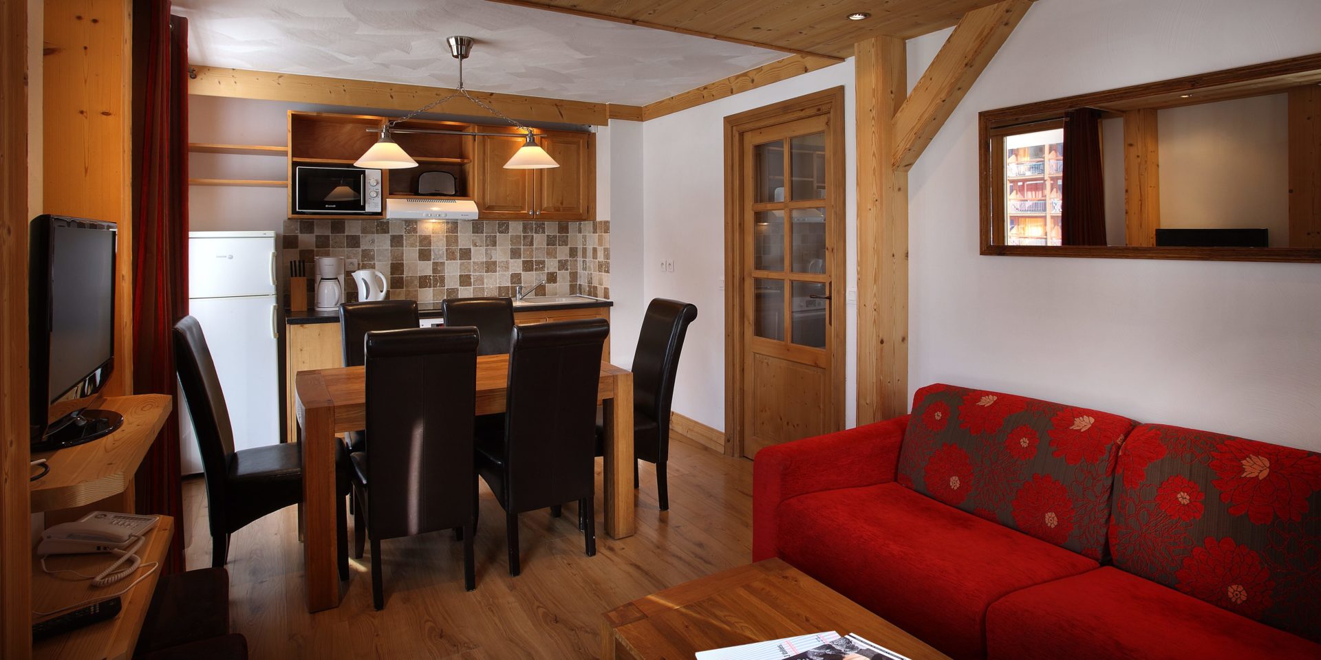 Chalet des Neiges La Cime des Arcs Arc 2000 Paradiski Frankrijk wintersport skivakantie luxe woonkamer keuken eettafel samen eten gezellig knus