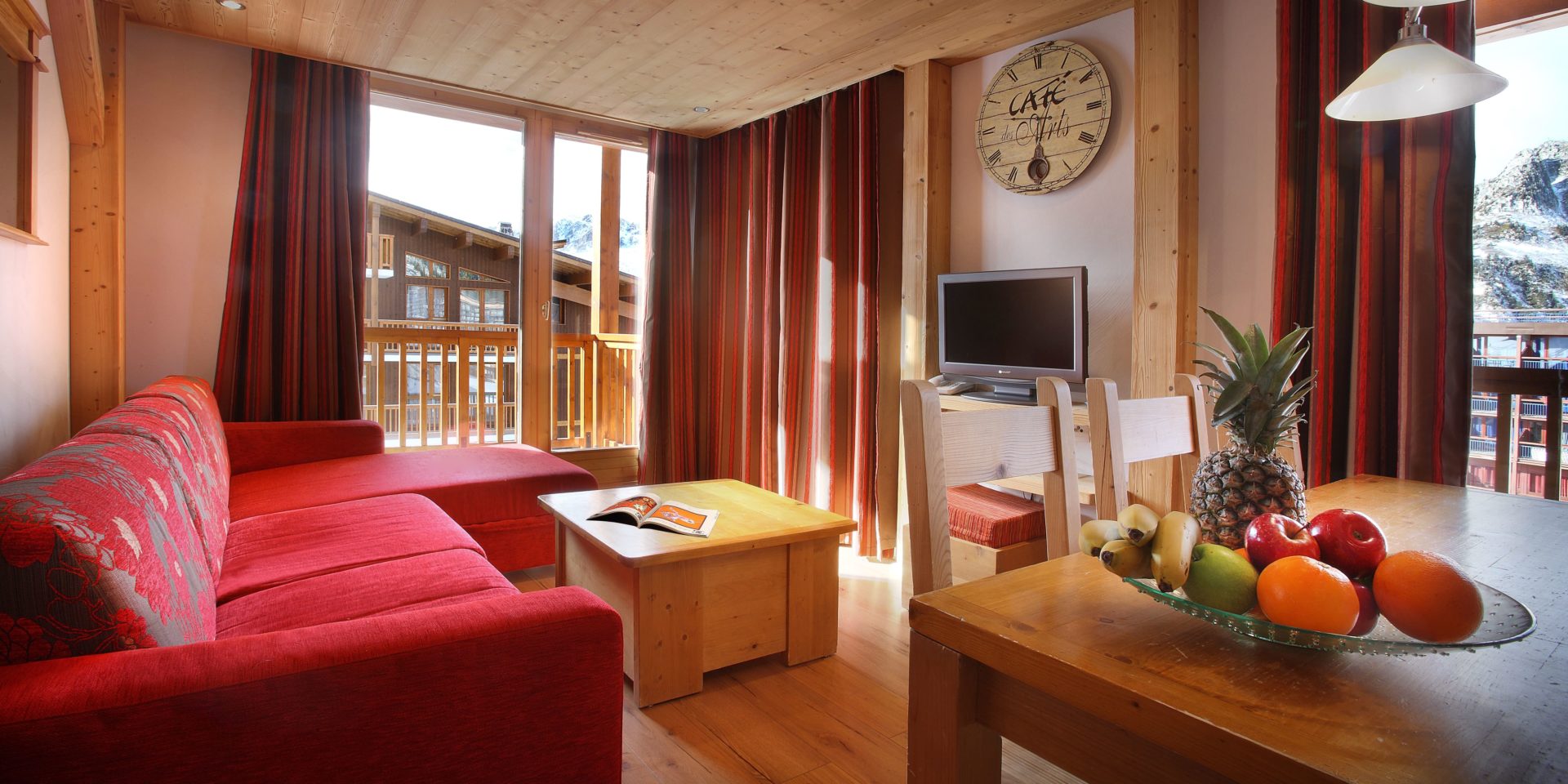 Chalet des Neiges La Cime des Arcs Arc 2000 Paradiski Frankrijk wintersport skivakantie luxe woonkamer lekker bank eettafel samen eten gezellig knus