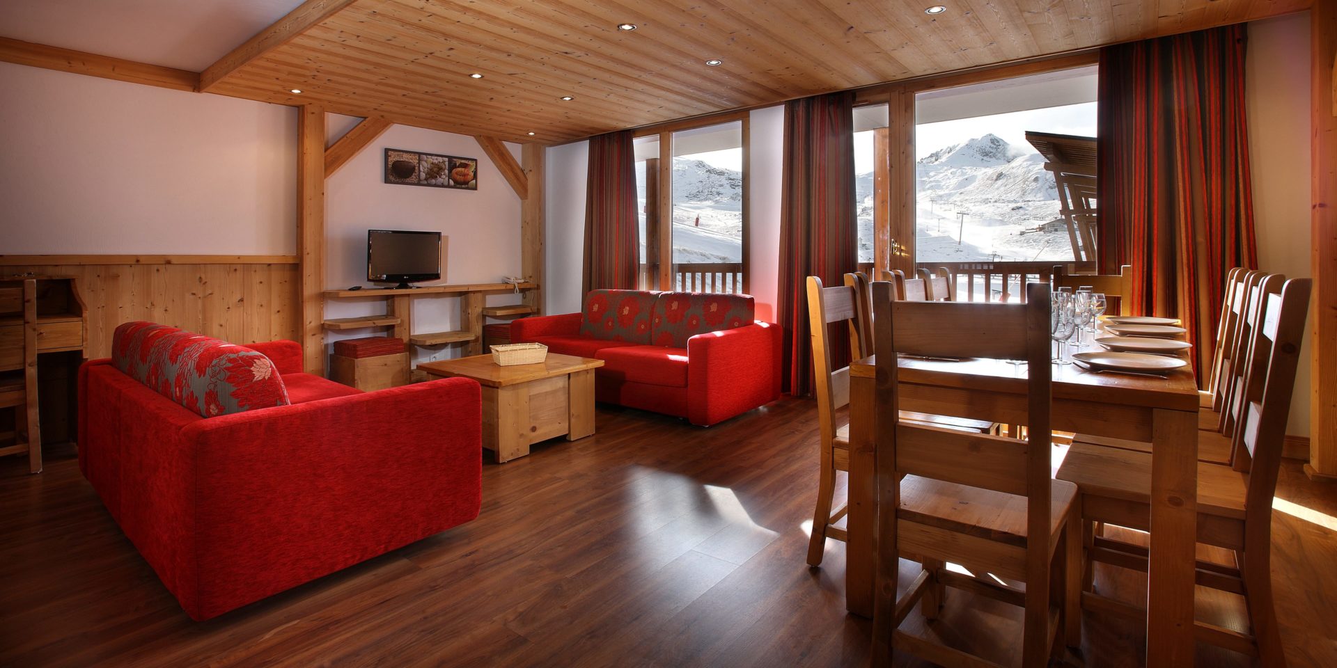 Chalet des Neiges La Cime des Arcs Arc 2000 Paradiski Frankrijk wintersport skivakantie luxe woonkamer lekker bank eettafel samen eten gezellig knus grote groep
