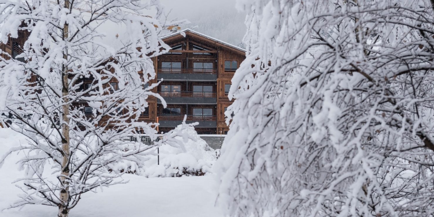MGM Le Cristal de Jade Chamonix Mont Blanc Frankrijk wintersport skivakantie luxe entree sneeuw bomen