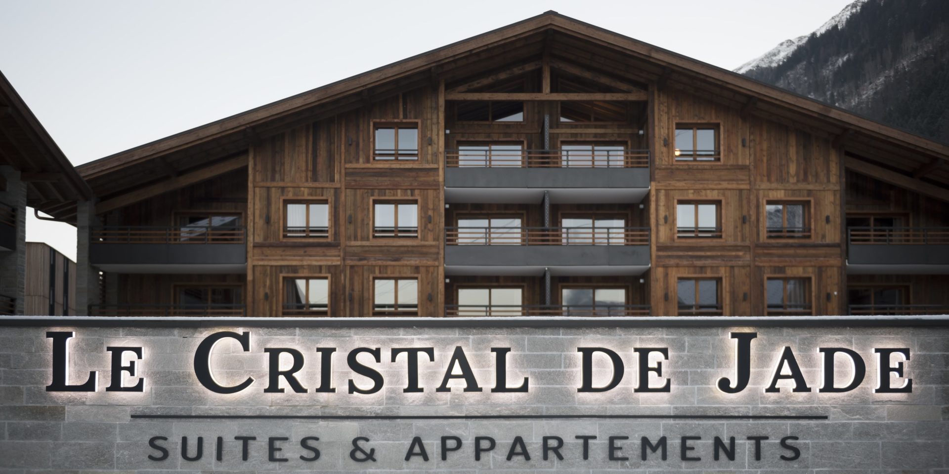 MGM Le Cristal de Jade Chamonix Mont Blanc Frankrijk wintersport skivakantie luxe entree buiten façade