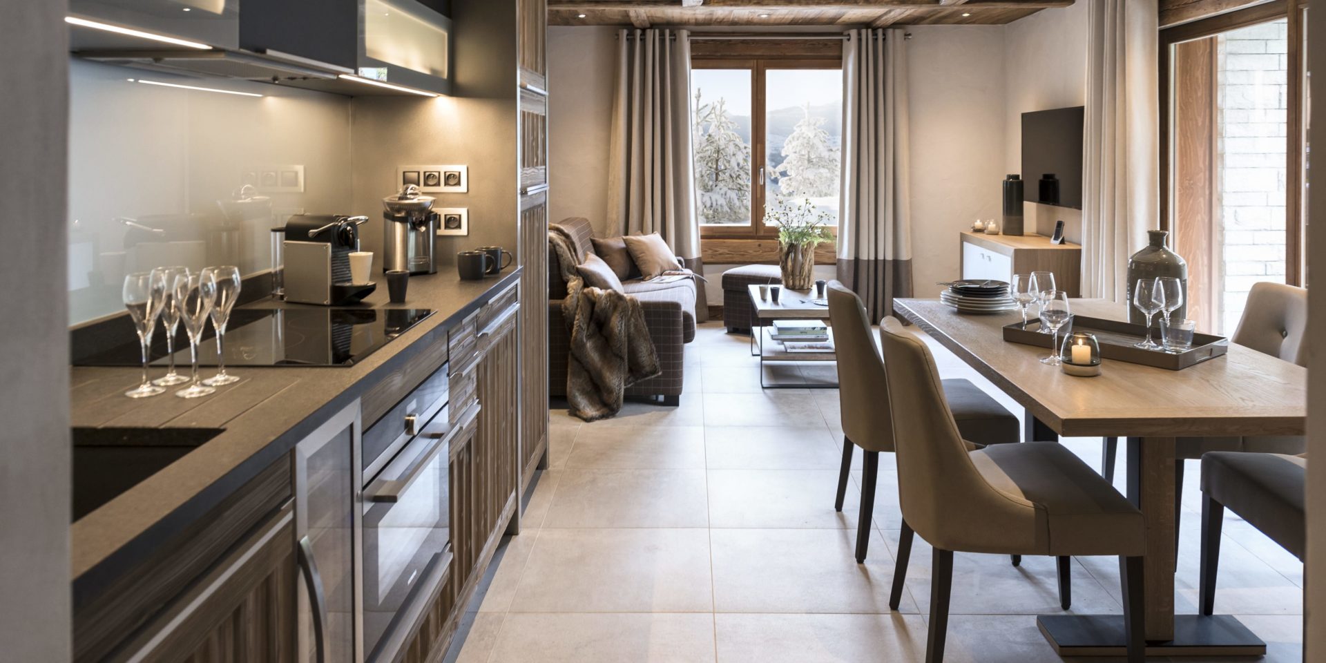 MGM Le Cristal de Jade Chamonix Mont Blanc Frankrijk wintersport skivakantie luxe woonkamer keuken salon zit bank modern comfortabel appartement