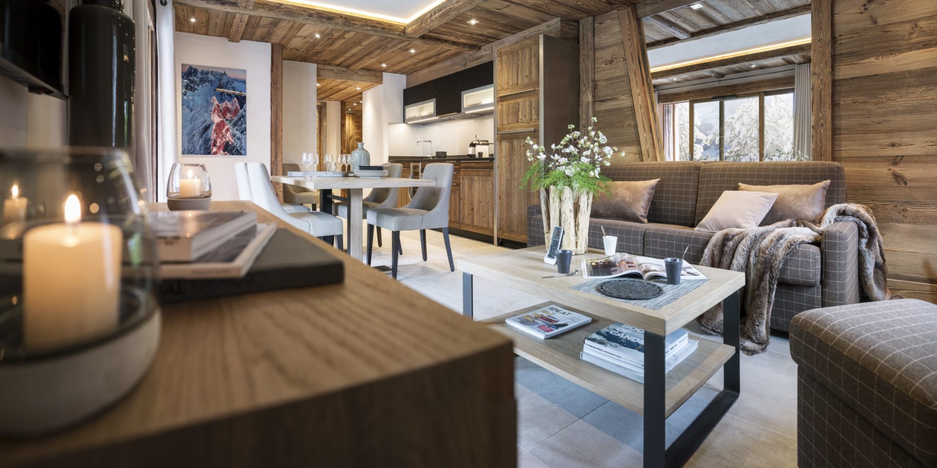 MGM Le Cristal de Jade Chamonix Mont Blanc Frankrijk wintersport skivakantie luxe woonkamer bank comfortabel hout modern eettafel