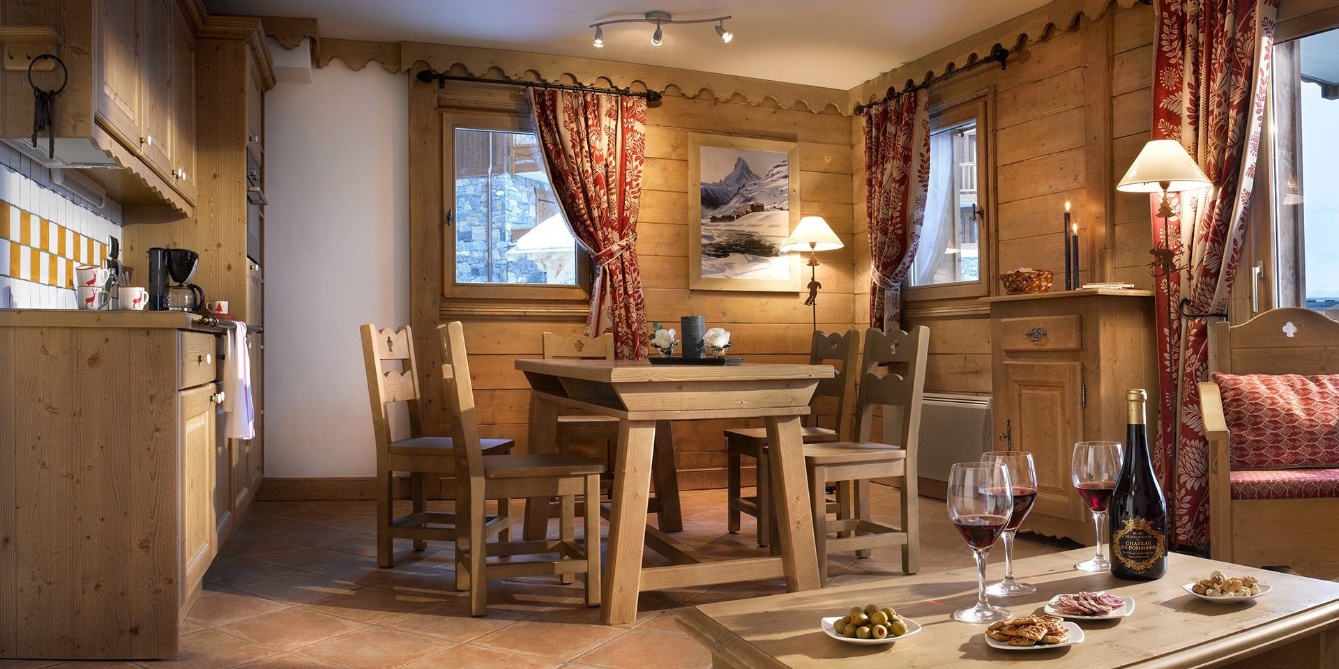 CGH Les Granges du Soleil Plagne Soleil Paradiski Frankrijk wintersport skivakantie luxe appartement woonkamer bank ontspannen keuken eettafel keuken lekker eten vakantie vieren