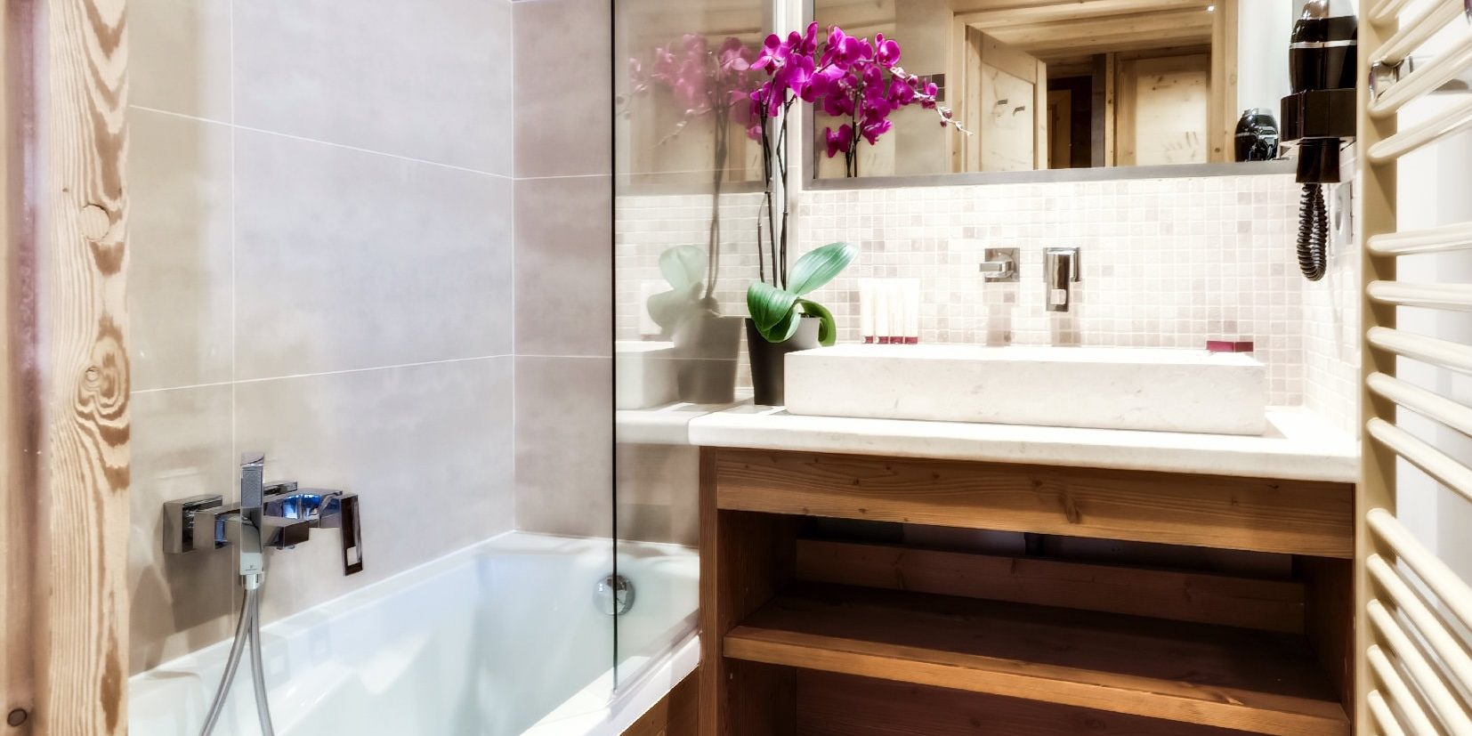 Koh I Nor Val Thorens Les 3 Vallees Frankrijk wintersport skivakantie luxe badkamer orchidee bad strak modern ontspannen na skiën