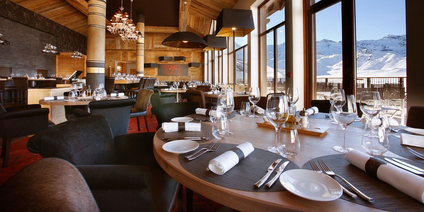 Koh I Nor Val Thorens Les 3 Vallees Frankrijk wintersport skivakantie luxe brasserie strak modern lekker eten drinken drankjes genieten samen uitzicht bergen