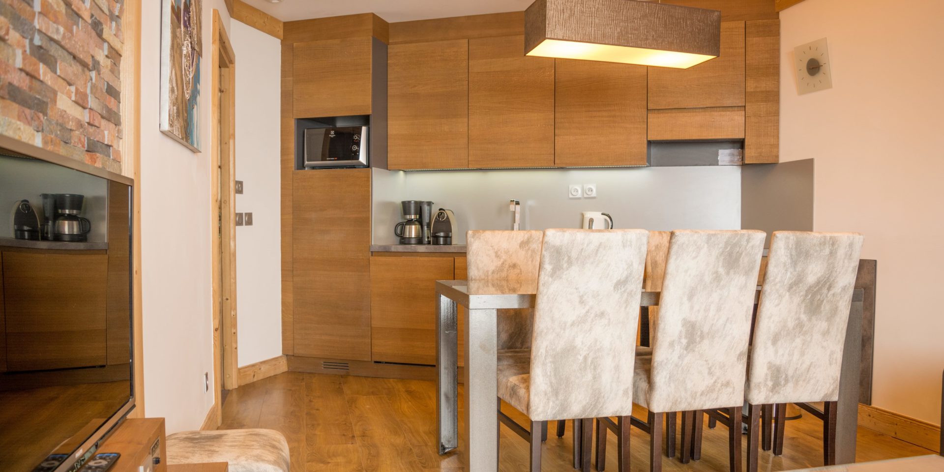 Koh I Nor Val Thorens Les 3 Vallees Frankrijk wintersport skivakantie luxe keuken strak modern lekker eten drinken genieten samen eettafel comfortabel stoelen