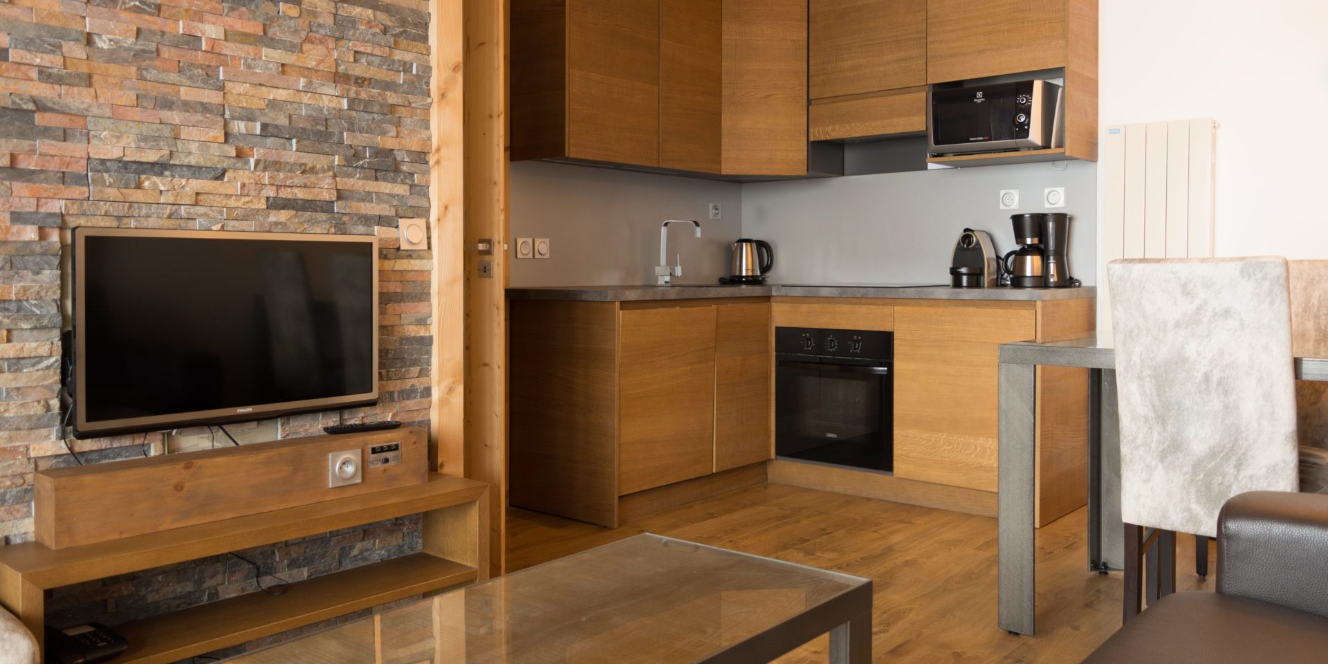 Koh I Nor Val Thorens Les 3 Vallees Frankrijk wintersport skivakantie luxe keuken strak modern lekker eten drinken genieten samen eettafel comfortabel stoelen televisie stenen muur