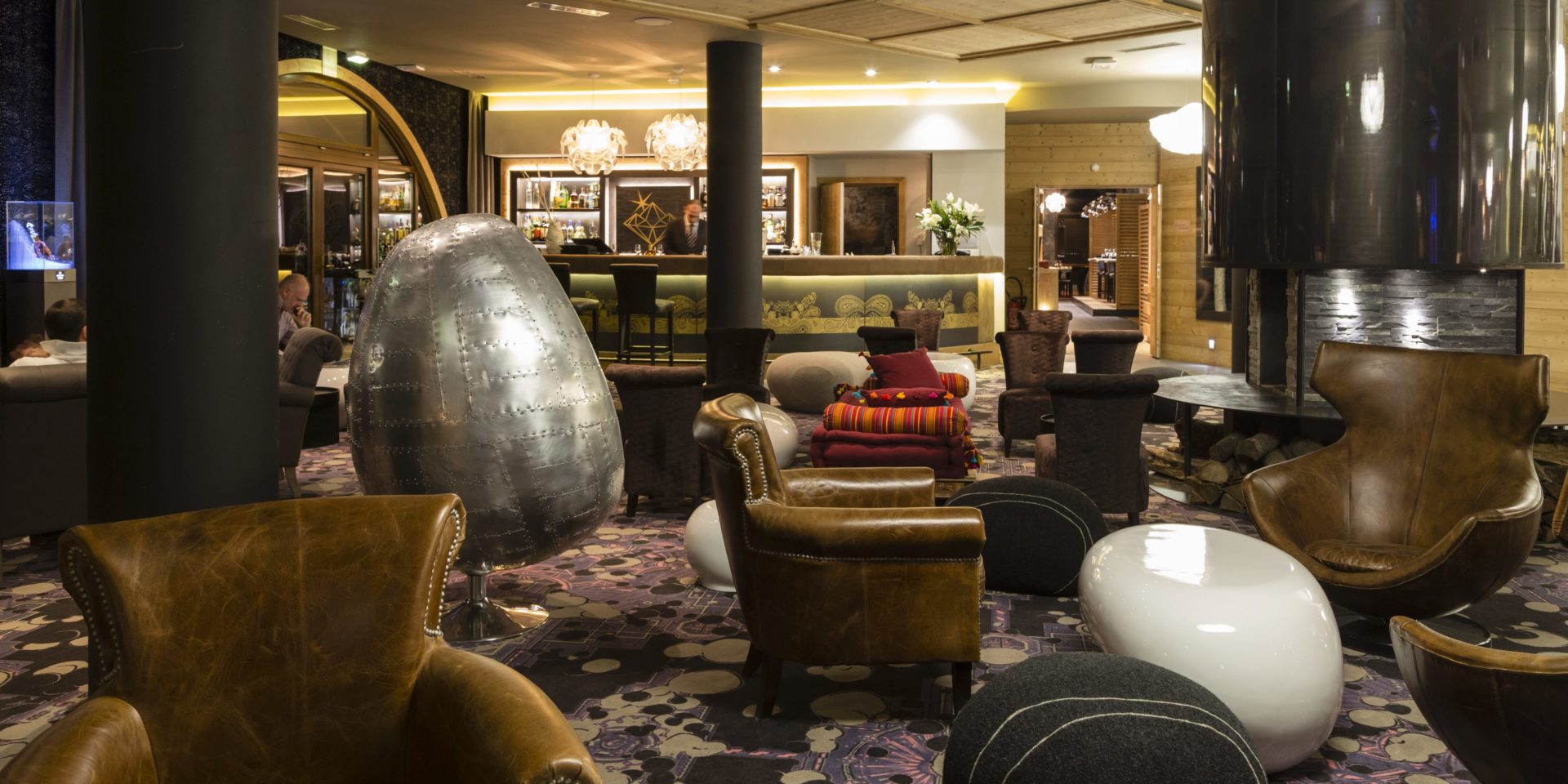 Koh I Nor Val Thorens Les 3 Vallees Frankrijk wintersport skivakantie luxe Frankrijk receptie ruim design modern stoelen fauteuils open haard