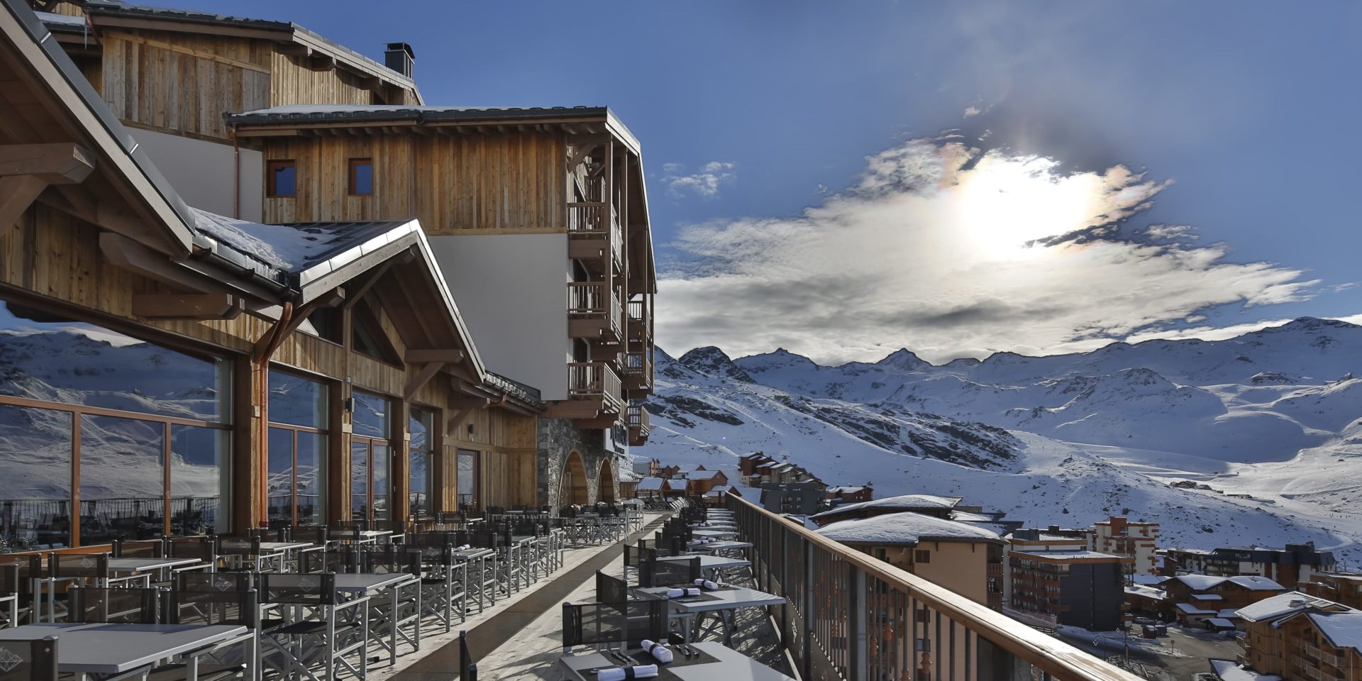 Koh I Nor Val Thorens Les 3 Vallees Frankrijk wintersport skivakantie luxe terras uitzicht indrukwekkend dorp zon bergen sneeuw