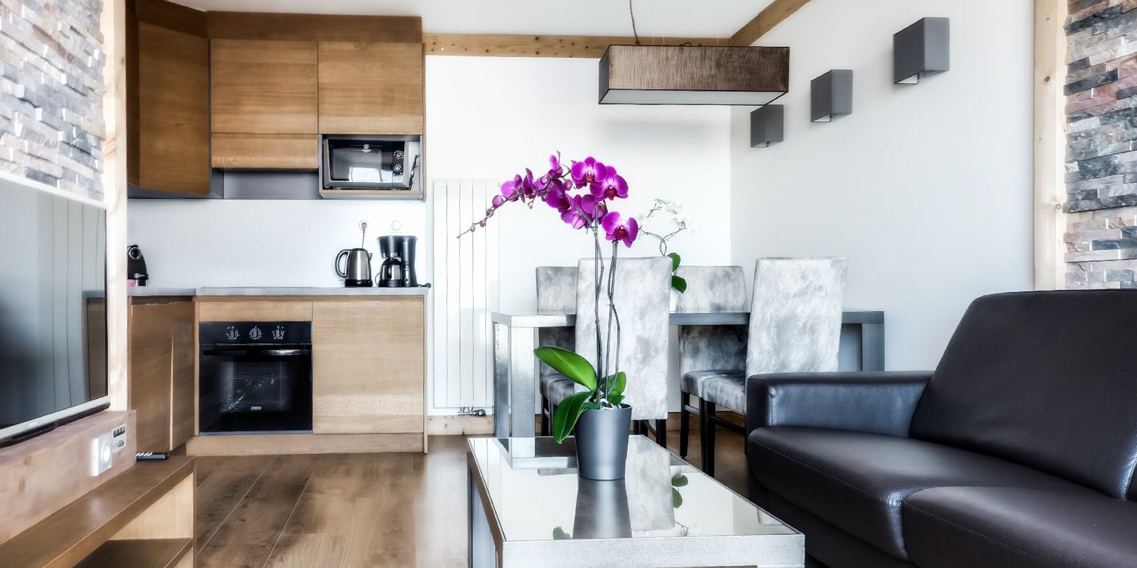 Koh I Nor Val Thorens Les 3 Vallees Frankrijk wintersport skivakantie luxe woonkamer chic modern design comfortabel stenen muur bank keuken