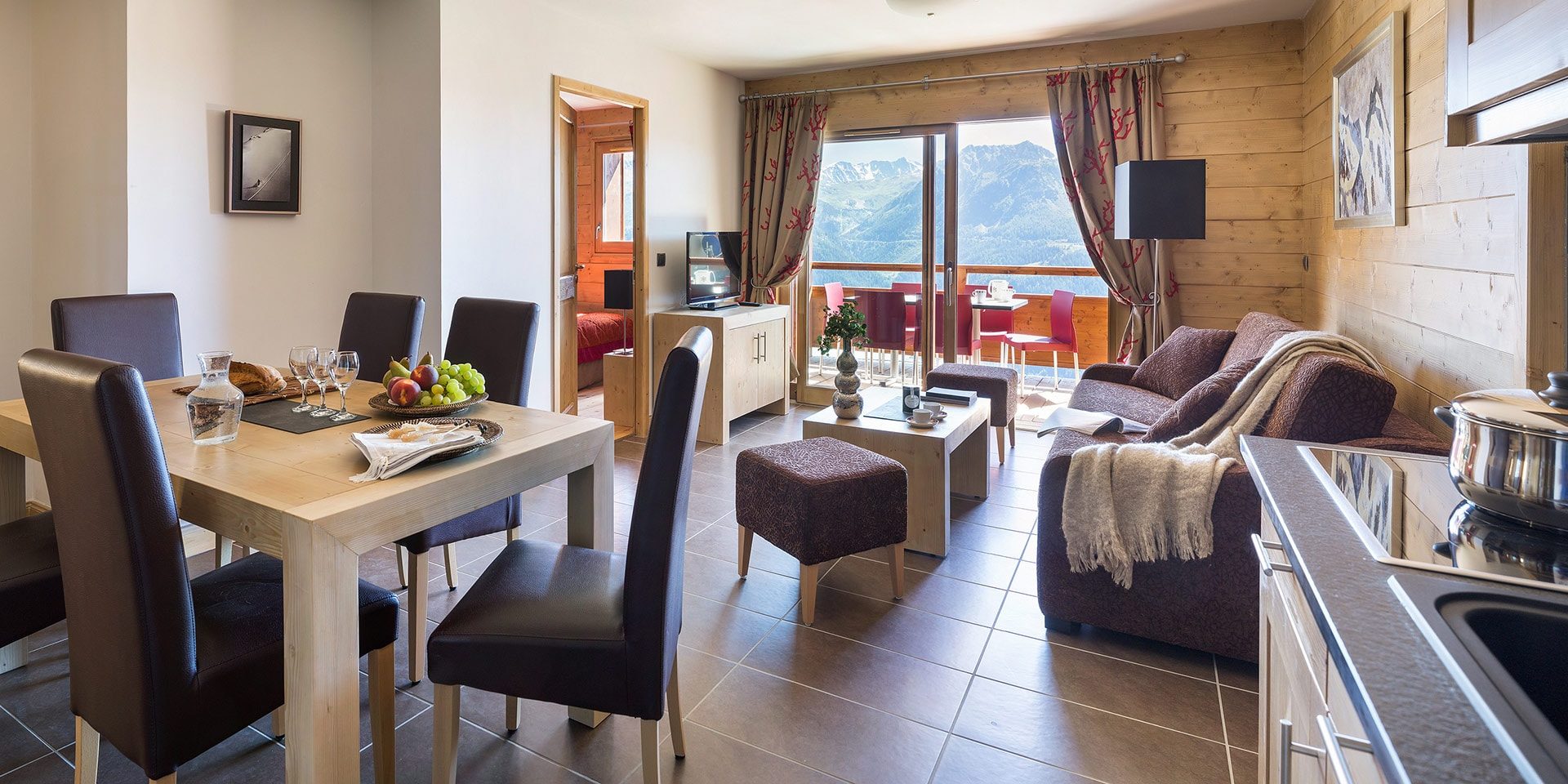 CGH Lodge Hemera La Rosiere Espace San Bernardo Frankrijk wintersport skivakantie luxe woonkamer design modern comfortabel eettafel bank ontspannen