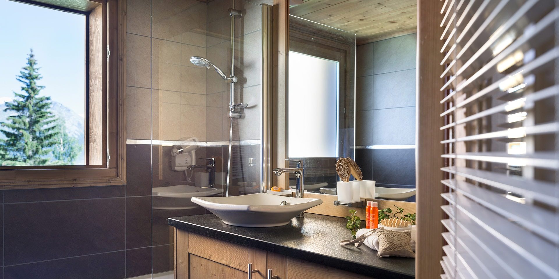 CGH Lodge Hemera La Rosiere Espace San Bernardo Frankrijk wintersport skivakantie luxe badkamer modern authentiek